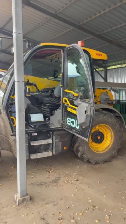 Видео: JCB 5CX — работа ТракСистемс